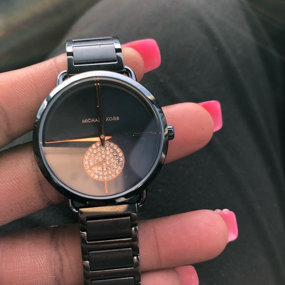 Michael Kors - Picture 1 of 1
